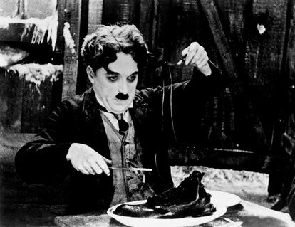 Charles Chaplin en una escena de 'La quimera del oro'.