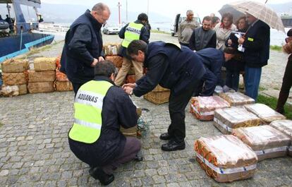 Agentes analizan en el puerto de Vigo un alijo de droga.