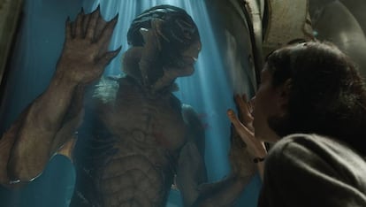 Sally Hawkins y Doug Jones, caracterizado como el monstruo, en 'La forma del agua', de Guillermo del Toro.