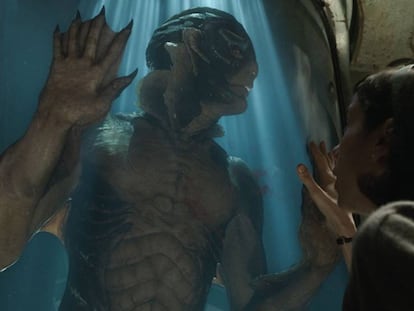 Sally Hawkins y Doug Jones, caracterizado como el monstruo, en 'La forma del agua', de Guillermo del Toro. 