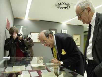 Francisco Rico i Eduardo Mendoza observen alguns dels exemplars d''El Quixot' exposats.