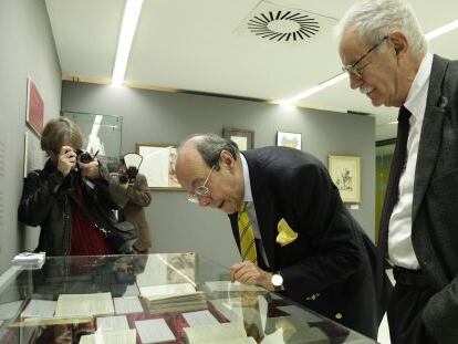 Francisco Rico y Eduardo Mendoza observan algunos de los ejemplares de &#039;El Quijote&#039; expuestos. 