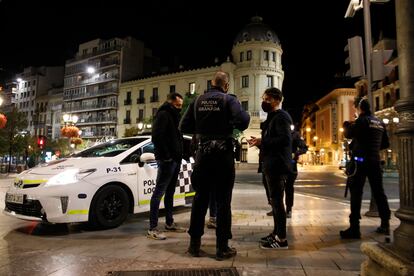 La policía identifica a un hombre durante el toque de queda en Granda, el pasado 26 de octubre.