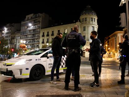 La policía identifica a un hombre durante el toque de queda en Granda, el pasado 26 de octubre.