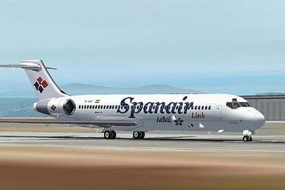 Un avión de Spanair despega del aeropuerto de Barajas.