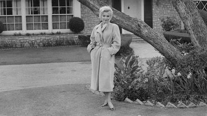 Marilyn Monroe frente a su casa en Brentwood (Los Ángeles, California), en 1956.