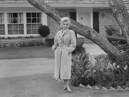 Marilyn Monroe frente a su casa en Brentwood (Los Ángeles, California), en 1956.