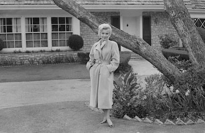 Marilyn Monroe frente a su casa en Brentwood (Los Ángeles, California), en 1956.