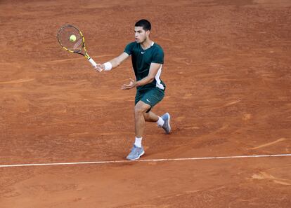 Carlos Alcaraz devuelve una bola a Zverev, este domingo, durante el partido del Mutua Madrid Open. 

