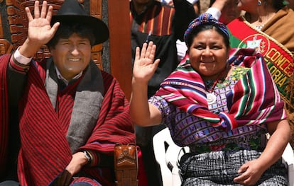 La líder indígena guatemalteca y Premio Nobel de la Paz Rigoberta Menchú (dcha.), y el presidente boliviano, Evo Morales, participan en una ceremonia para celebrar la aprobación de la Declaración de la ONU sobre los derechos de los pueblos indígenas en la ciudad de Tiwanaku, Bolivia, el 11 de octubre de 2007.