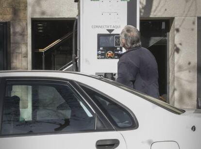 Un hombre intenta poner gasolina, por error, en un punto de recarga eléctrica en Sagrada Familia.