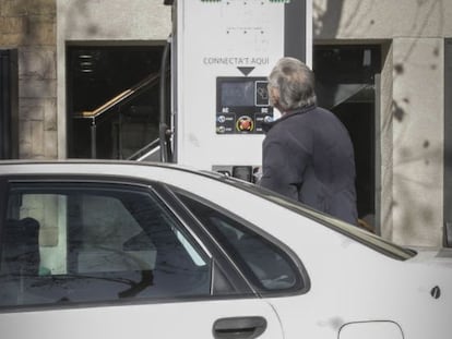 Un hombre intenta poner gasolina, por error, en un punto de recarga el&eacute;ctrica en Sagrada Familia. 