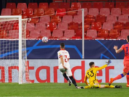 Giroud marca su segundo gol picando la pelota por encima de Alfonso este miércoles en el Pizjuán.