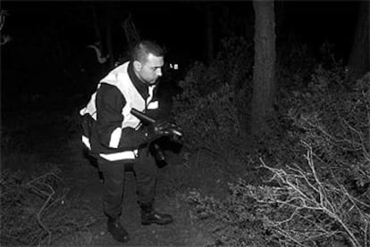 Una de las 400 personas que han rastrado los bosques de la masía Can Rigol de Begues (Barcelona) en busca del niño.