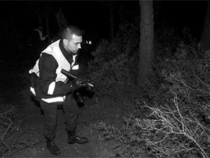 Una de las 400 personas que han rastrado los bosques de la masía Can Rigol de Begues (Barcelona) en busca del niño.