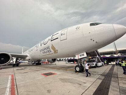El avión de Singapur Airlines en la pista del Aeropuerto Internacional Suvarnabhumi de Bangkok, Tailandia, después de realizar un aterrizaje de emergencia, este martes.