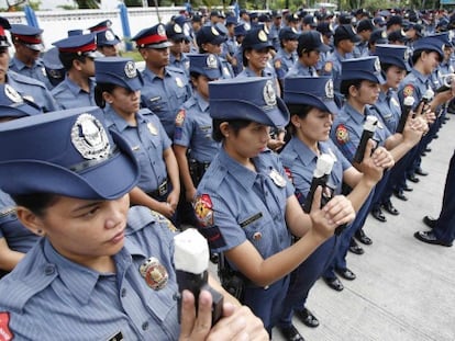 Miembros de la Polic&iacute;a Nacional de Filipinas, el 22 de diciembre en Manila. Un agente asegura a Reuters que esta ceremonia de sellado de armas busca prevenir disparos indiscriminados durante las festividades