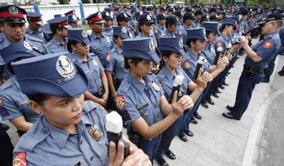 Miembros de la Policía Nacional de Filipinas, el 22 de diciembre en Manila. Un agente asegura a Reuters que esta ceremonia de sellado de armas busca prevenir disparos indiscriminados durante las festividades
