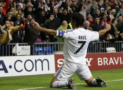 Raúl celebra con los seguidores madridistas el gol que marcó al Milan.