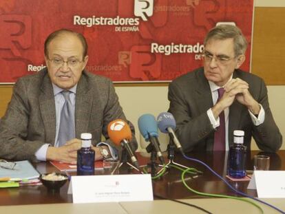 El director del Centro Registral Antiblanqueo, José Miguel Masa, en el centro, junto a Eduardo Torres Dulce, a la izquierda y José Ramón Martínez, ambos de Garrigues. 