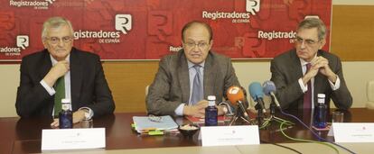 El director del Centro Registral Antiblanqueo, José Miguel Masa, en el centro, junto a Eduardo Torres Dulce, a la izquierda y José Ramón Martínez, ambos de Garrigues. 