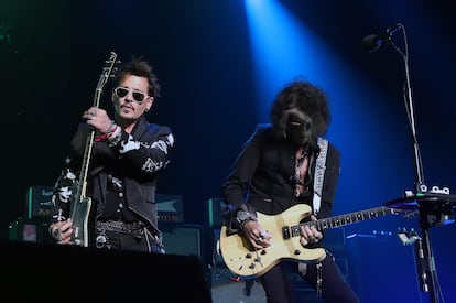 Aparte de la interpretación, Johnny Depp tiene otras pasiones. Durante todo este tiempo, nunca ha dejado la música. En 2012, formó el superbanda Hollywood Vampires junto a Alice Cooper y Joe Perry. El grupo ha lanzado dos álbumes de estudio, colaborando con grandes nombres como Paul McCartney y Dave Grohl (Foo Fighters) y también ha ido de gira con legendarios de rock como Duff McKagan y Matt Sorum, de Guns N' Roses. Apenas una semana después de ganar la batalla legal contra Amber Heard, Depp ya estaba de vuelta sobre los escenarios, y reapareció tocando la guitarra al lado de Jeff Beck en Londres. Su otra gran pasión es el arte. Dos meses después de que las cortes le liberaran de la denuncia de maltrato de su exmujer, el actor lanzó su primera colección de obras de arte pop. Llamada 'Amigos e Héroes', se trataba de unas 780 litografías en las que retrató a sus amigos e iconos, y fue exhibida en la galería británica Castle Fine Art. Depp ingresó unos 3,5 millones de euros por el trabajo, y los cuadros se agotaron en tan solo un par de horas. 