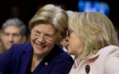 La senadora Elizabeth Warren (izda.) junto a Hillary Clinton en 2013.