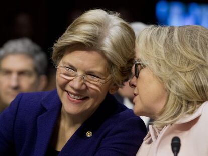 A senadora Elizabeth Warren (esq.) com Hillary Clinton.