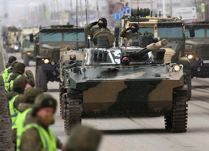 Militares rusos desfilan por sus tanques en Yekaterimburgo durante un ensayo para la parada del Día de la Victoria, el pasado martes.