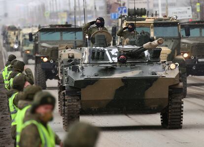 Militares rusos desfilan por sus tanques en Yekaterimburgo durante un ensayo para la parada del Día de la Victoria, el pasado martes.