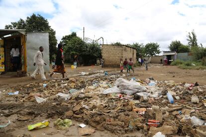 En la capital de Zambia más de un millón de personas viven en asentamientos informales y suburbios. Durante la estación de lluvias, las calles se convierten en ríos de lodo, y el riesgo de cólera, que es endémico en el país, aumenta.