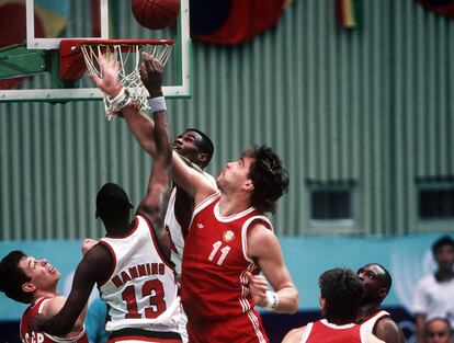 Sabonis, ante Manning y Robinson, en la semifinal de Seúl 88. Getty