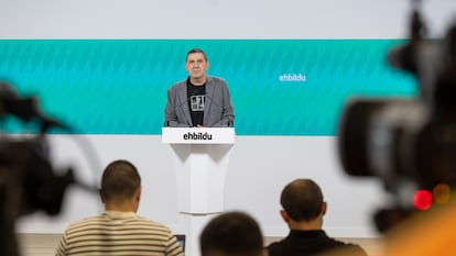 El coordinador general de EH Bildu, Arnaldo Otegi, comparece este jueves en la sede de su partido en San Sebastián.