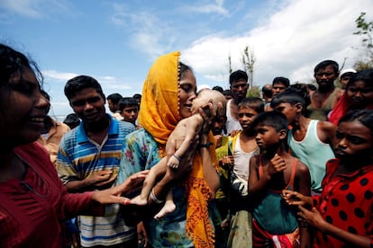 Hamida, una refugiada rohingya, llora mientras abraza a su hijo de 40 días, que murió cuando su barcaza volcó en la costa de Shah Porir Dwip en Bangladés, el 14 de septiembre de 2017.