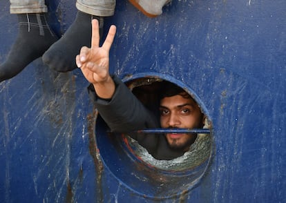 Un migrante hace la señal de la victoria después de llegar al puerto de Catania (Italia).