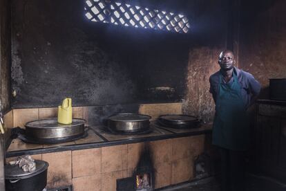 Emma Semanza é uma congolesa que trabalha como cozinheira no centro de estudos há oito anos.