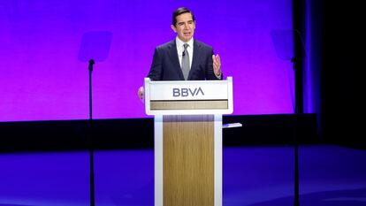 El presidente del BBVA, Carlos Torres, da un discurso mientras preside la junta general extraordinaria de accionistas.