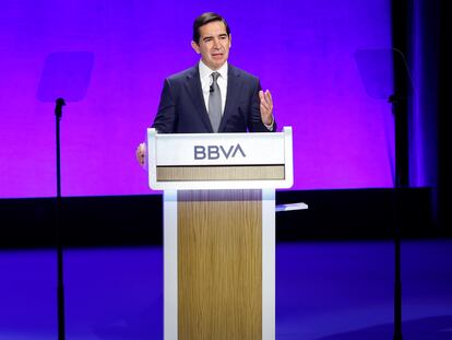 El presidente del BBVA, Carlos Torres, da un discurso mientras preside la junta general extraordinaria de accionistas.
