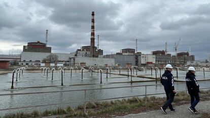 Miembros del Organismo Internacional de Energía Atómica (IAEA) visitan la central nuclear de Zaporiyia, en marzo. 