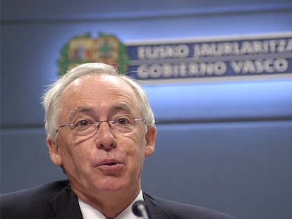 El consejero Joseba Azkarraga, durante la rueda de prensa de ayer.