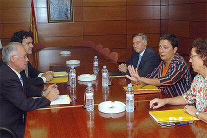 Un momento de la reunión mantenida hoy entre Mercedes Gallizo y Joseba Azkárraga.