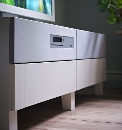 El dvd y el equipo de sonido pueden ocultarse con muebles a medida, de Ikea.