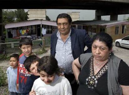 Una familia en otro campamento en las afueras de la ciudad.