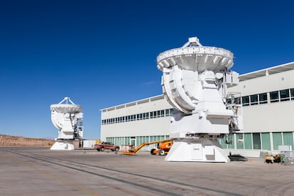 Dos antenas en el campamento base del centro astronomico ALMA.