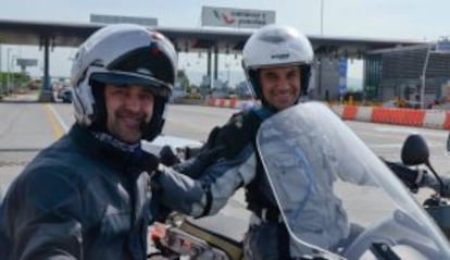 Julio Antonio de ruta en moto con su amigo Manuel.