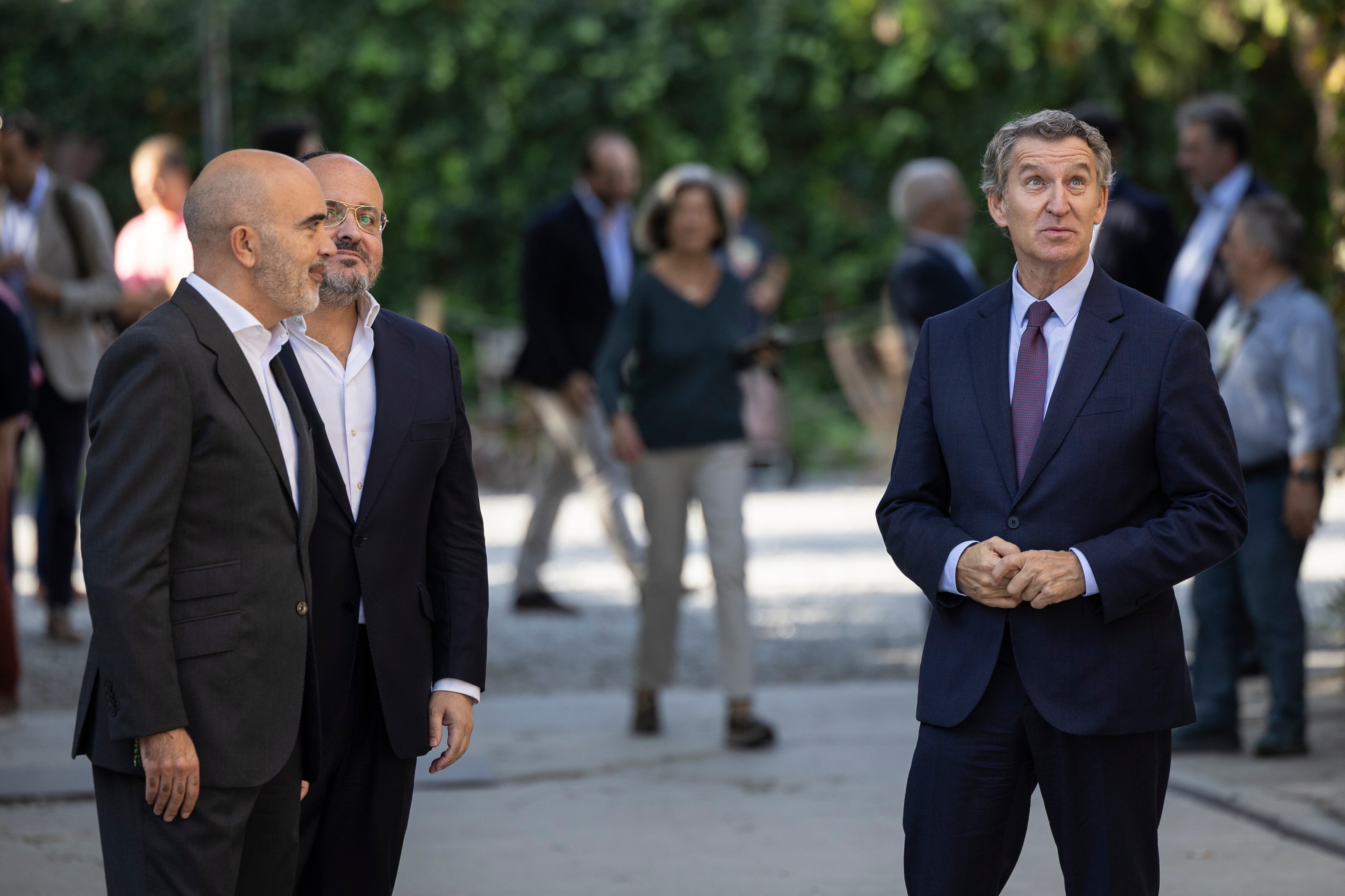 El presidente del PP, Alberto Nuñez Feijóo (a la derecha), acompañado del concejal del PP en Barcelona Daniel Cirera (a la izquierda) y el presidente del PP catalán, Alejandro Fernández.