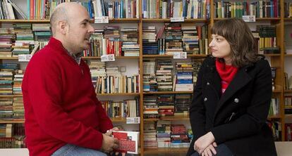 Alberto Medina y Laura Cerezo en la asociación cultural Más Libros Libres, en Málaga.