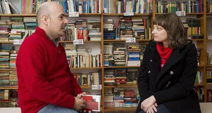 Alberto Medina y Laura Cerezo en la asociaci&oacute;n cultural M&aacute;s Libros Libres, en M&aacute;laga.