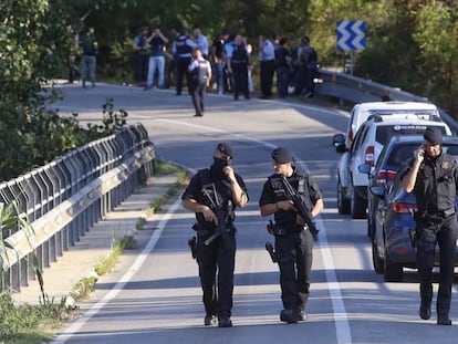 Policiais em Subirats, onde foi encontrado o autor do atentado de Barcelona