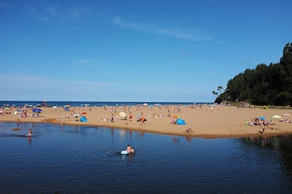 Bañistas en la playa de la Griega, en la localidad asturiana de Colunga.